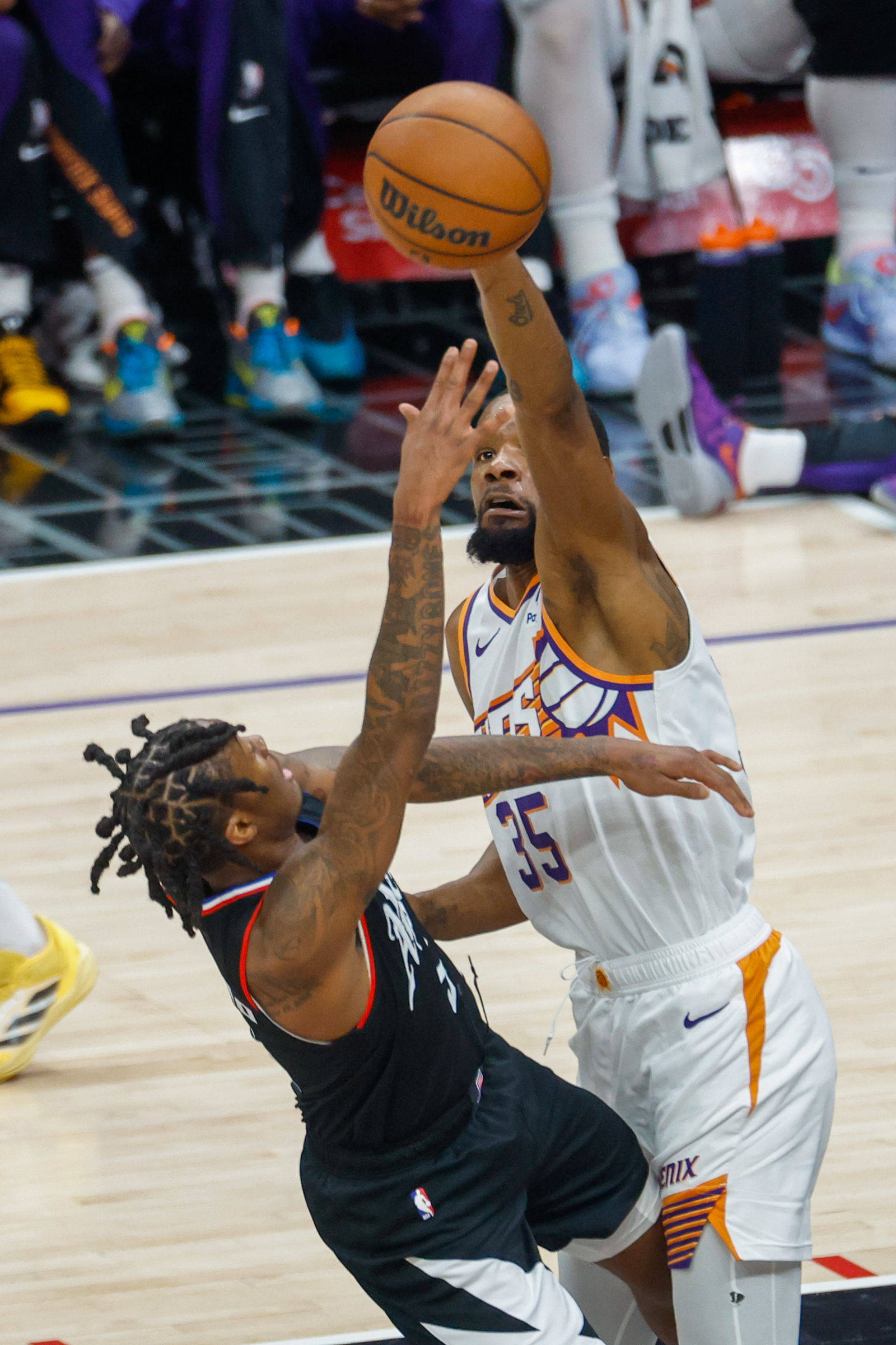 国际篮球联赛中球员展现绝技