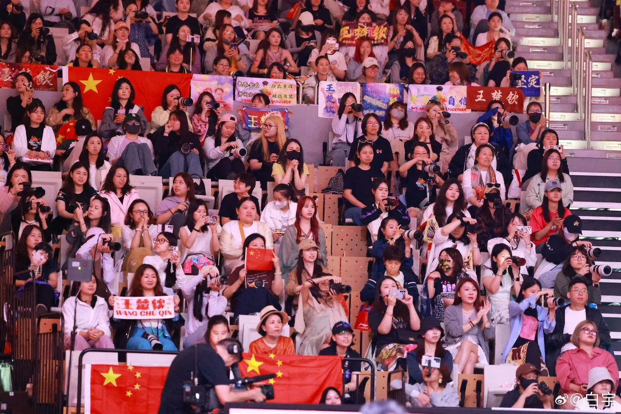 球迷齐呼过瘾场上场下热闹一片的简单介绍 球迷齐呼过瘾场上场下热闹一片的简单介绍