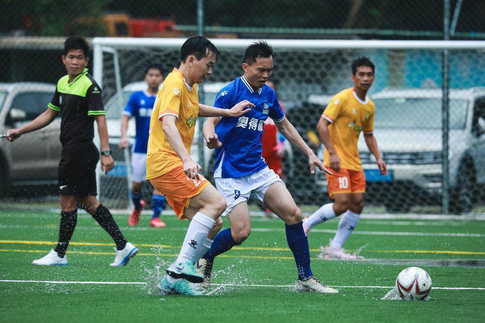 实力对决！球员们在赛场上全情投入，追求胜利的简单介绍