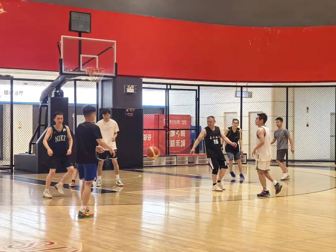 扣篮风采，点亮球场上的热情