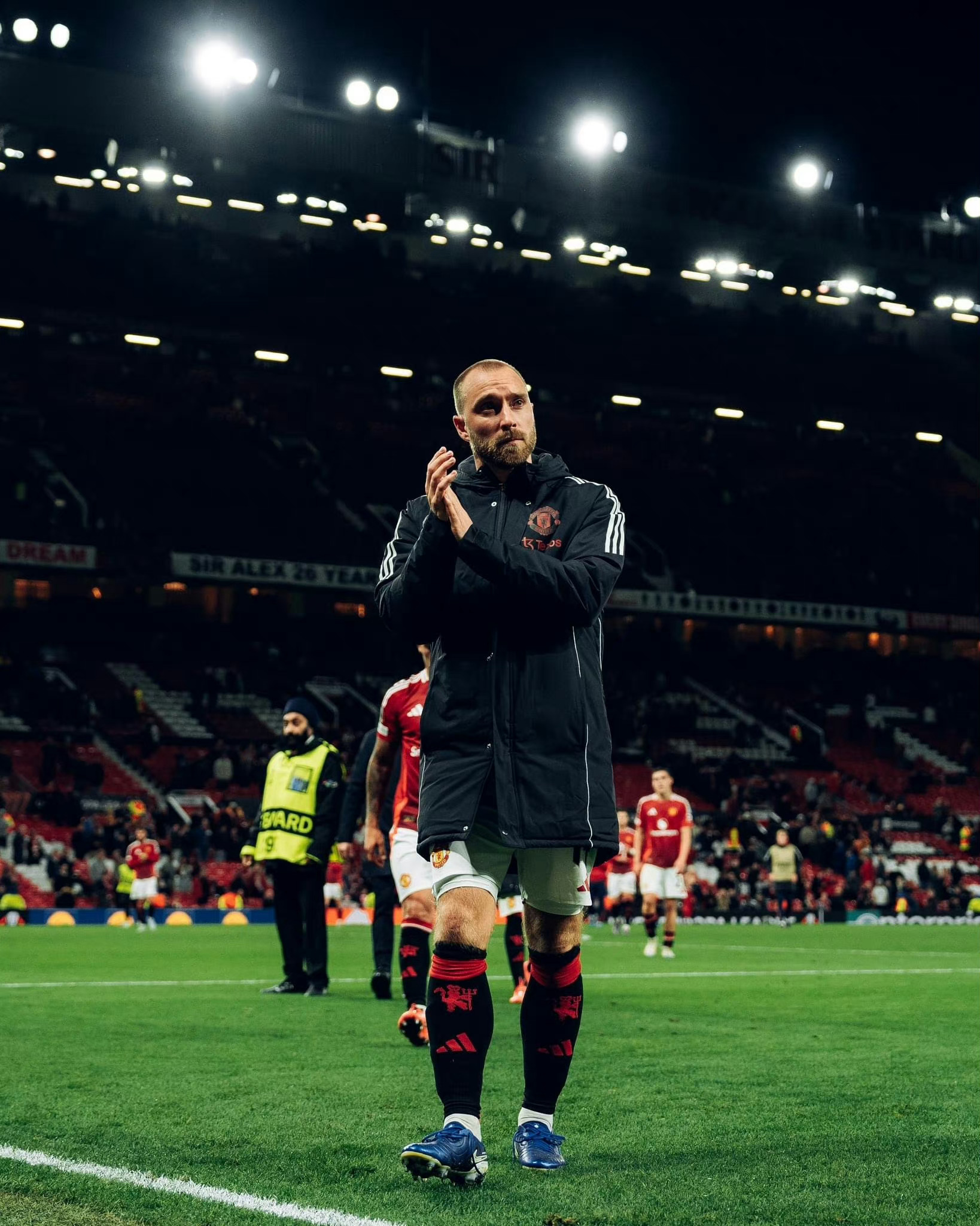 赛季进入白热化阶段,各球队拼尽全力争取晋级 赛季进入白热化阶段,各球队拼尽全力争取晋级