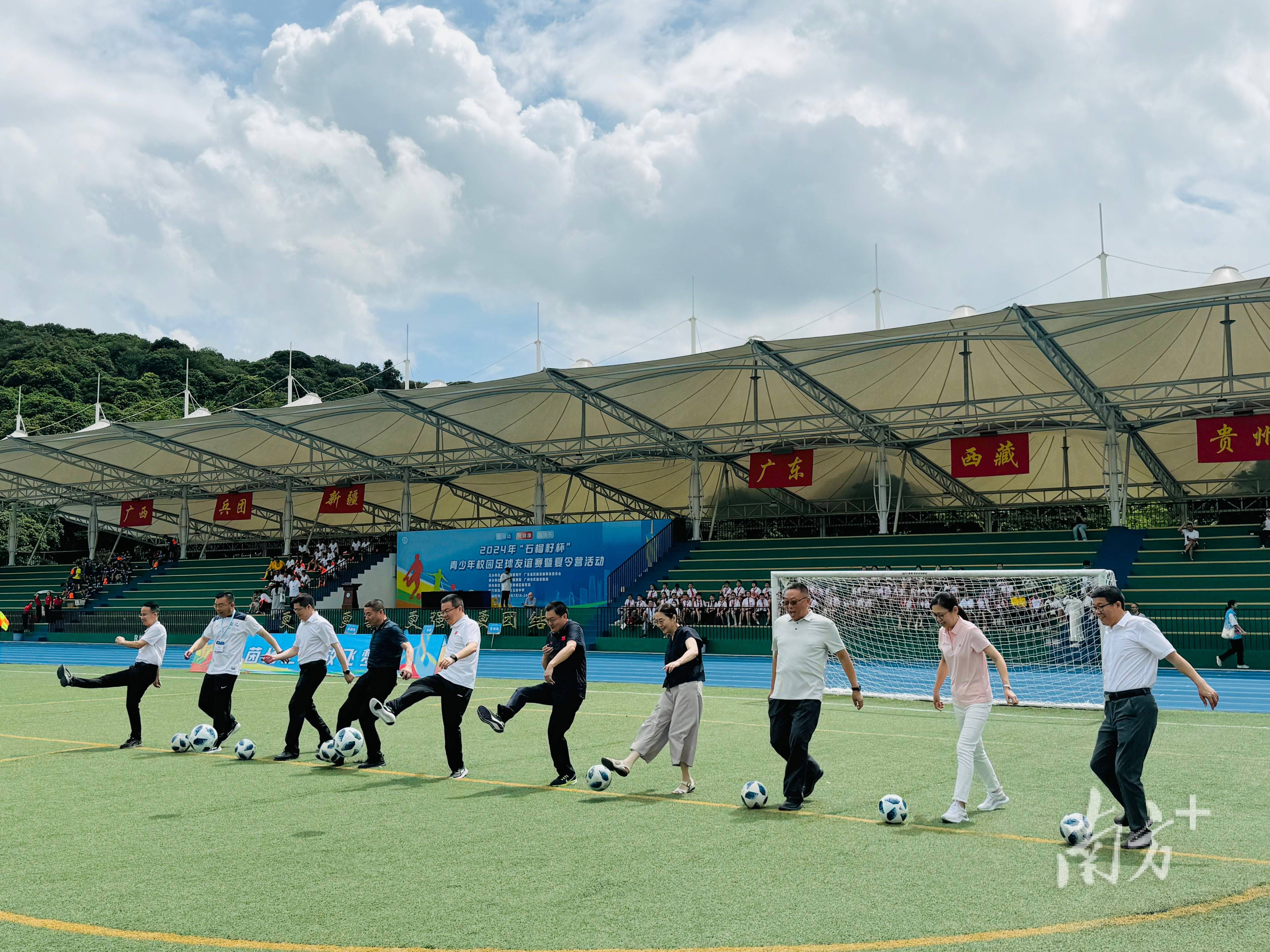 狭路相逢,足球赛场上的激烈竞争的简单介绍 狭路相逢,足球赛场上的激烈竞争的简单介绍