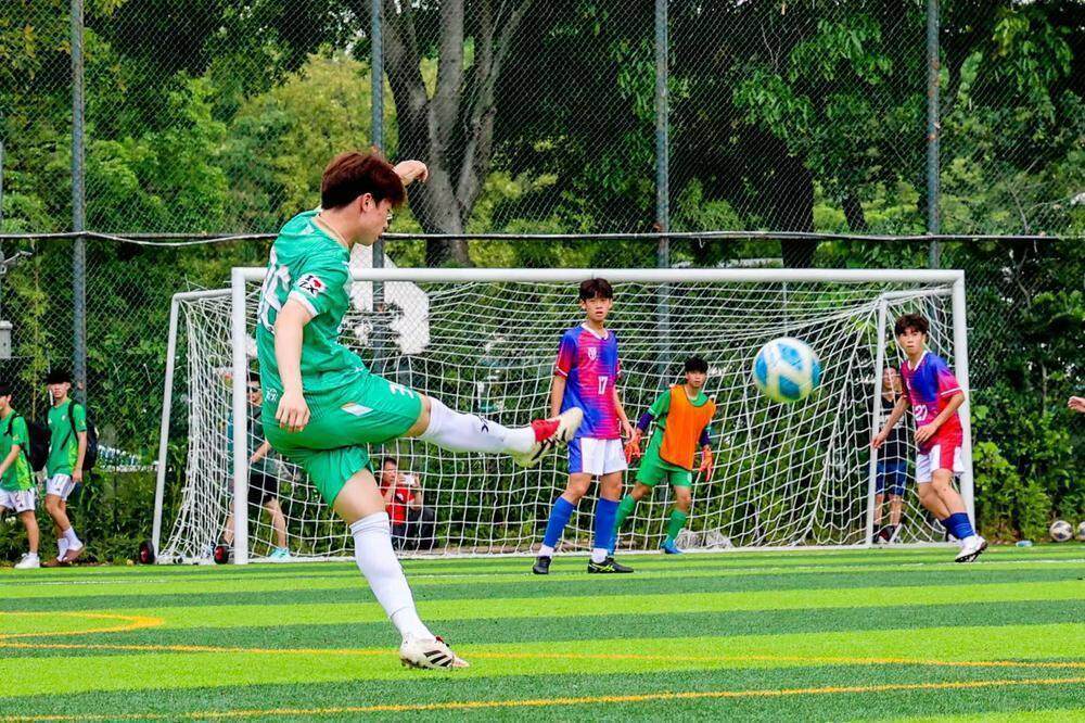 狭路相逢,足球赛场上的激烈竞争的简单介绍 狭路相逢,足球赛场上的激烈竞争的简单介绍