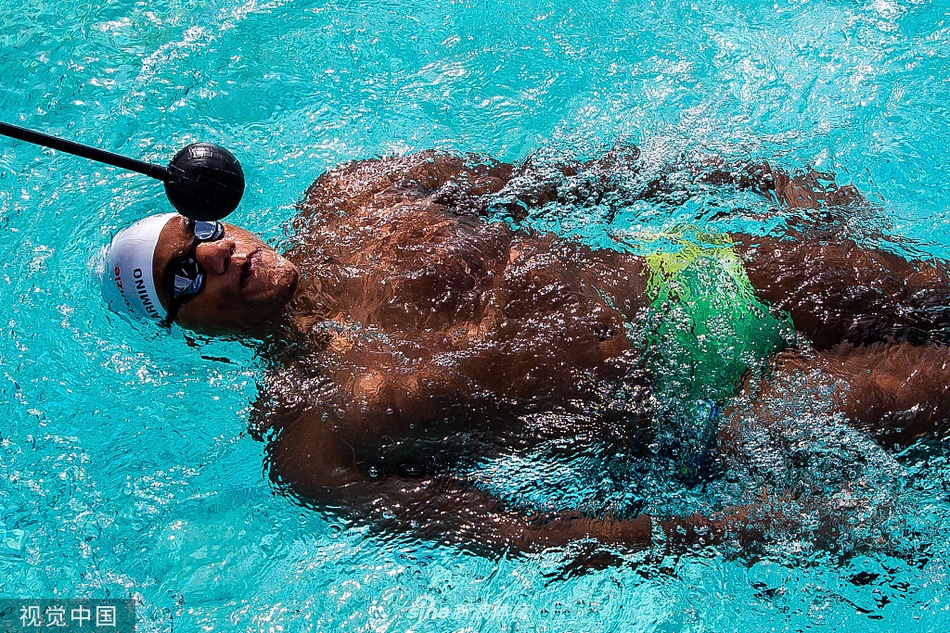 巴西游泳选手勇敢夺冠，实现突破