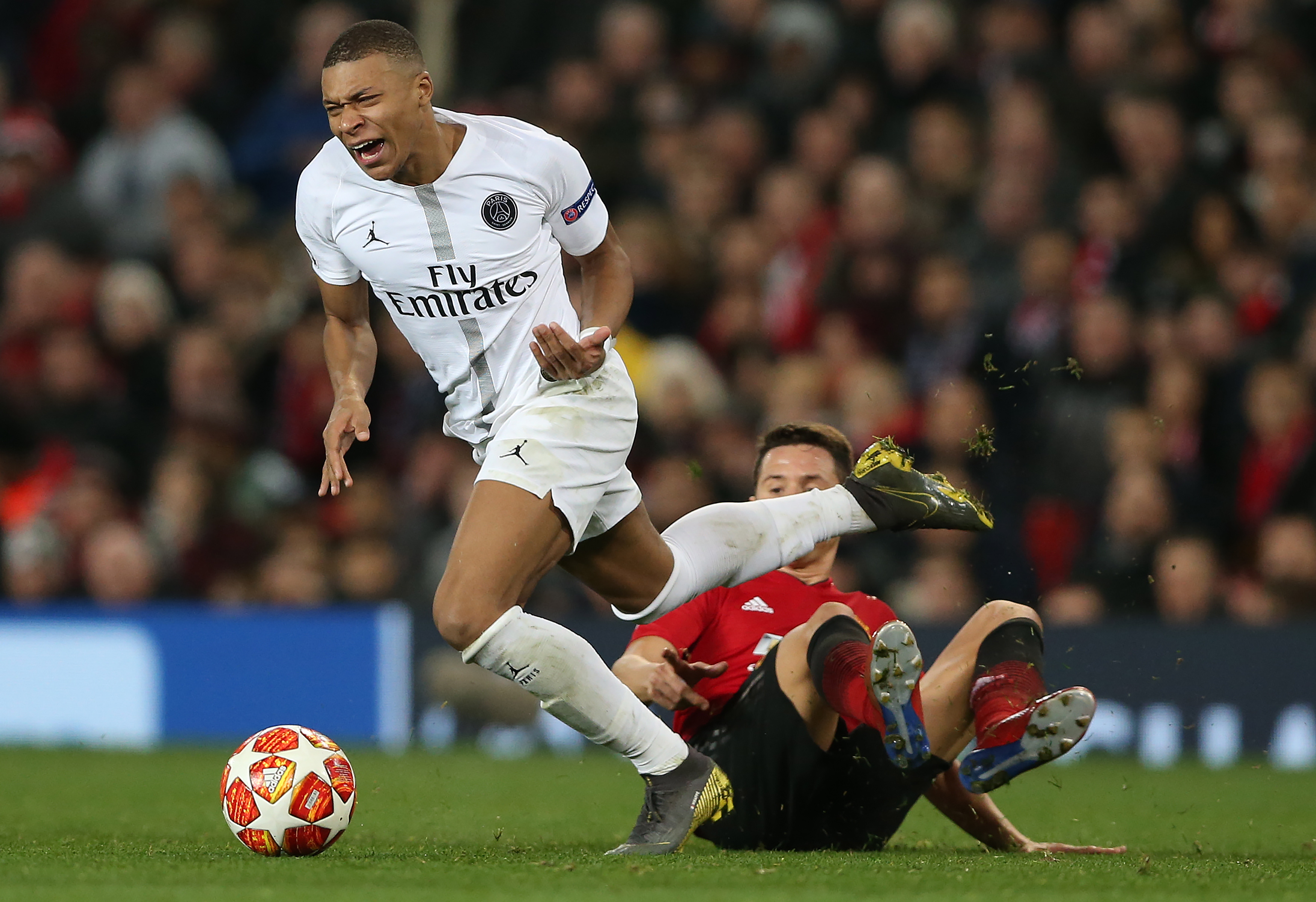 联赛战火一触即发，巴黎圣日耳曼曼联一决胜负