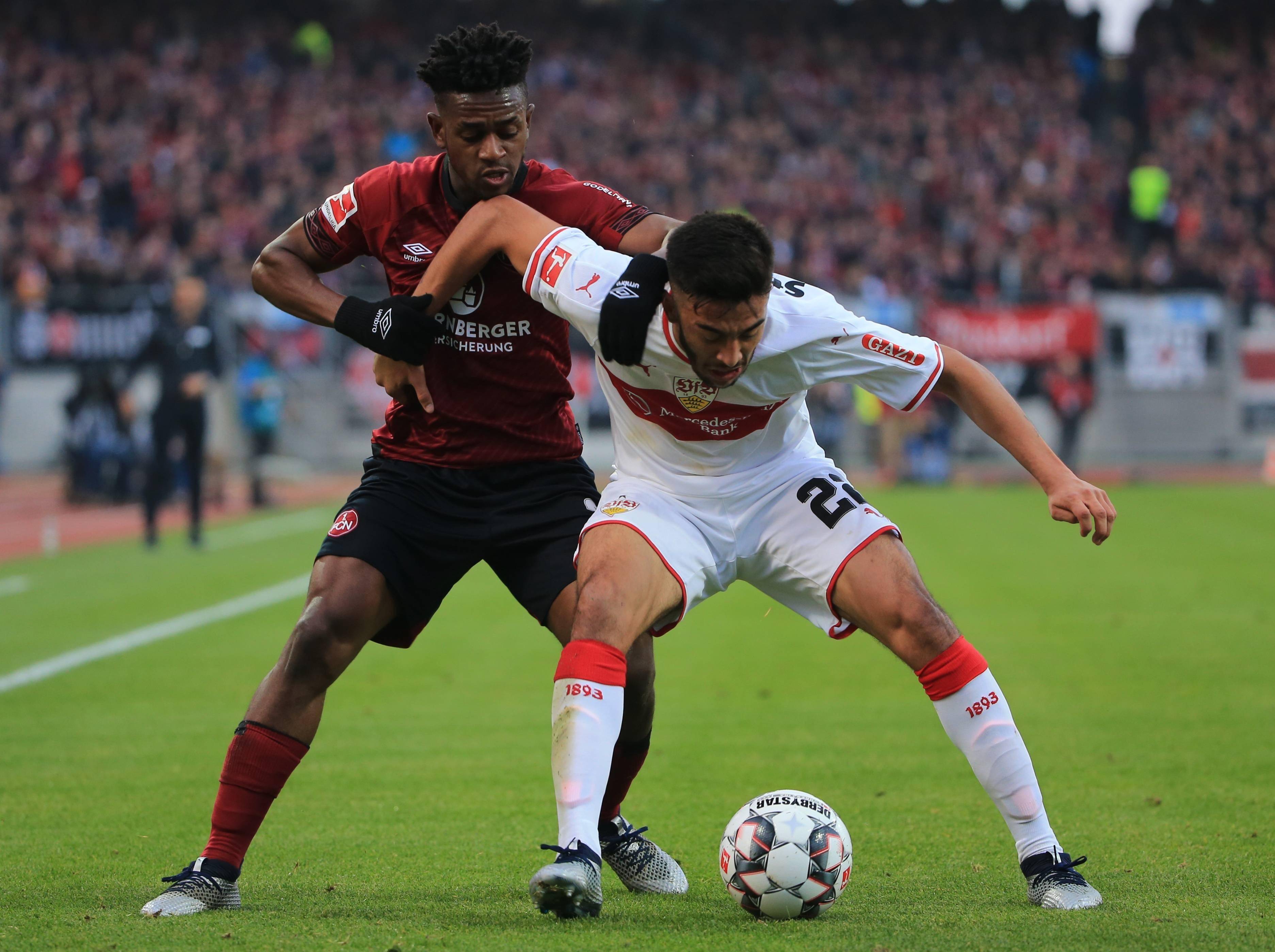 尼斯球员连续进球，为球队赢得胜利做出贡献