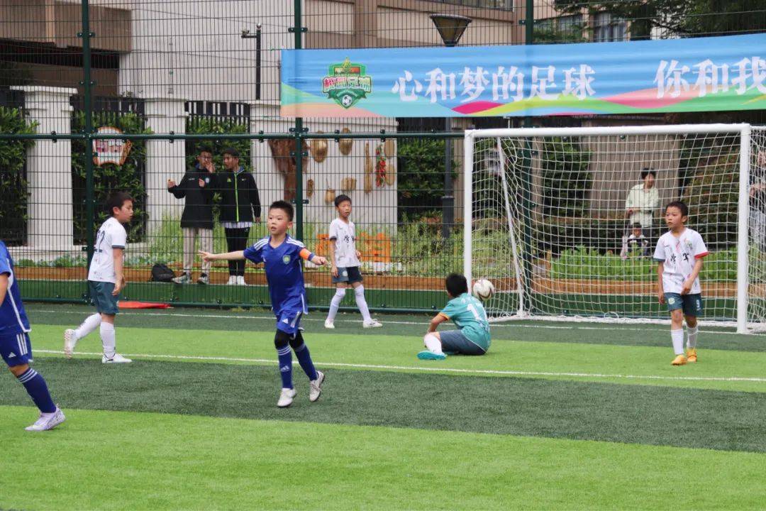 足球比赛现场中冠军永不放弃的精神! 足球比赛现场中冠军永不放弃的精神!