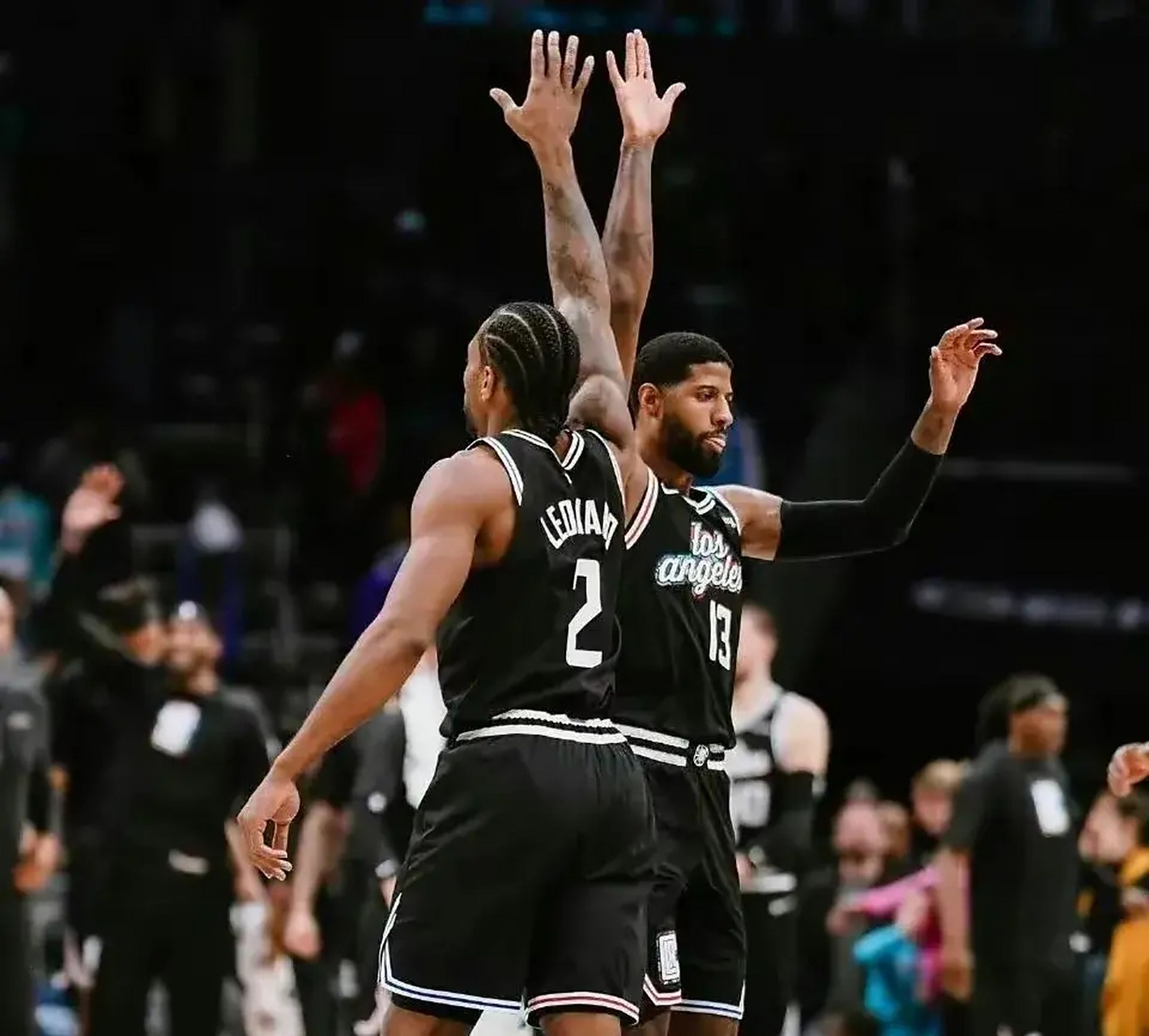 快船击败马刺,取得连胜 快船击败马刺,取得连胜