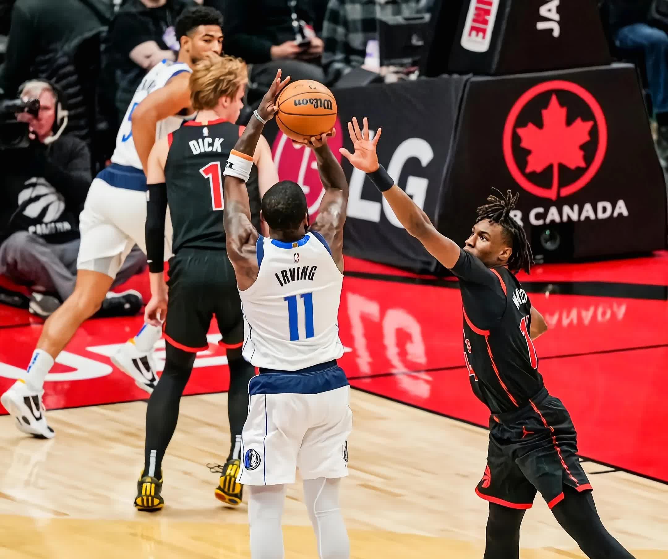 火箭力克独行侠,登顶西部榜首 火箭力克独行侠,登顶西部榜首