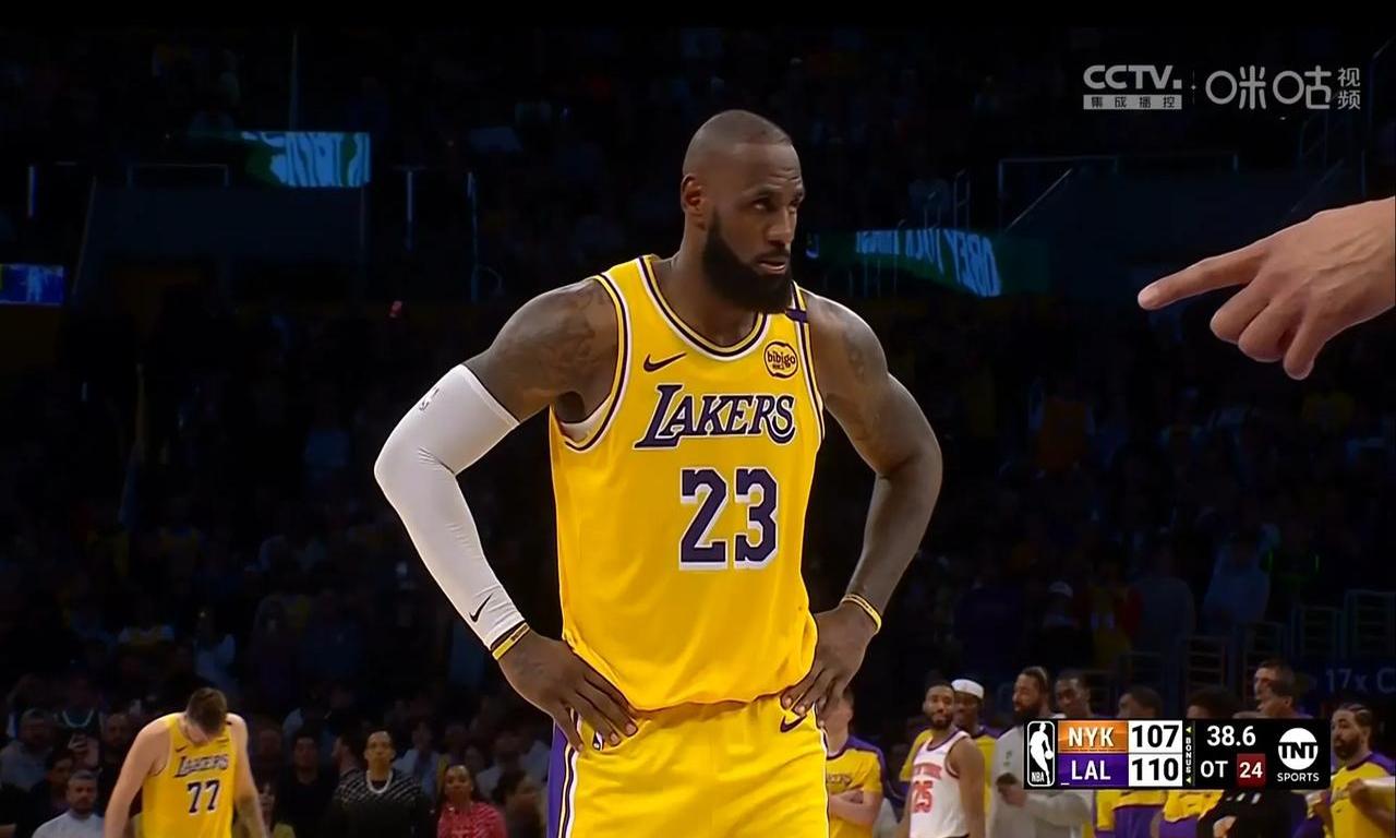 湖人客场战胜尼克斯，保持胜场