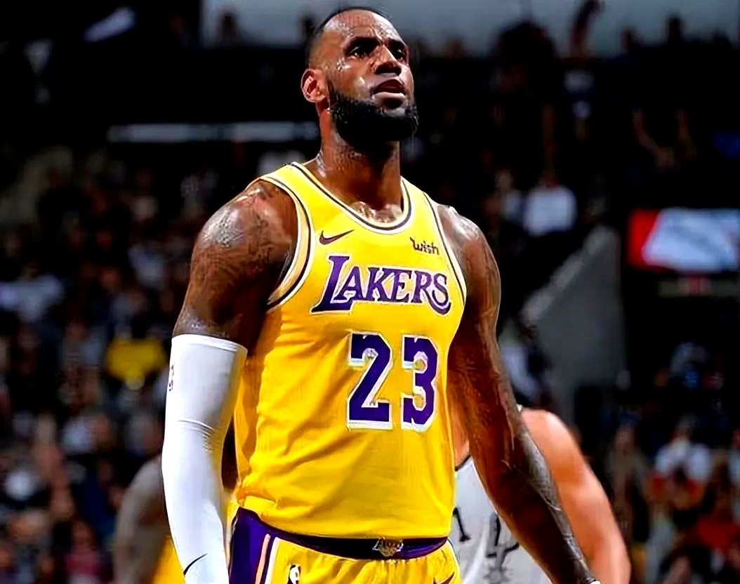 湖人大胜小牛逆转比赛晋级西决，詹姆斯创造历史成为首位连续7年进总决赛的简单介绍