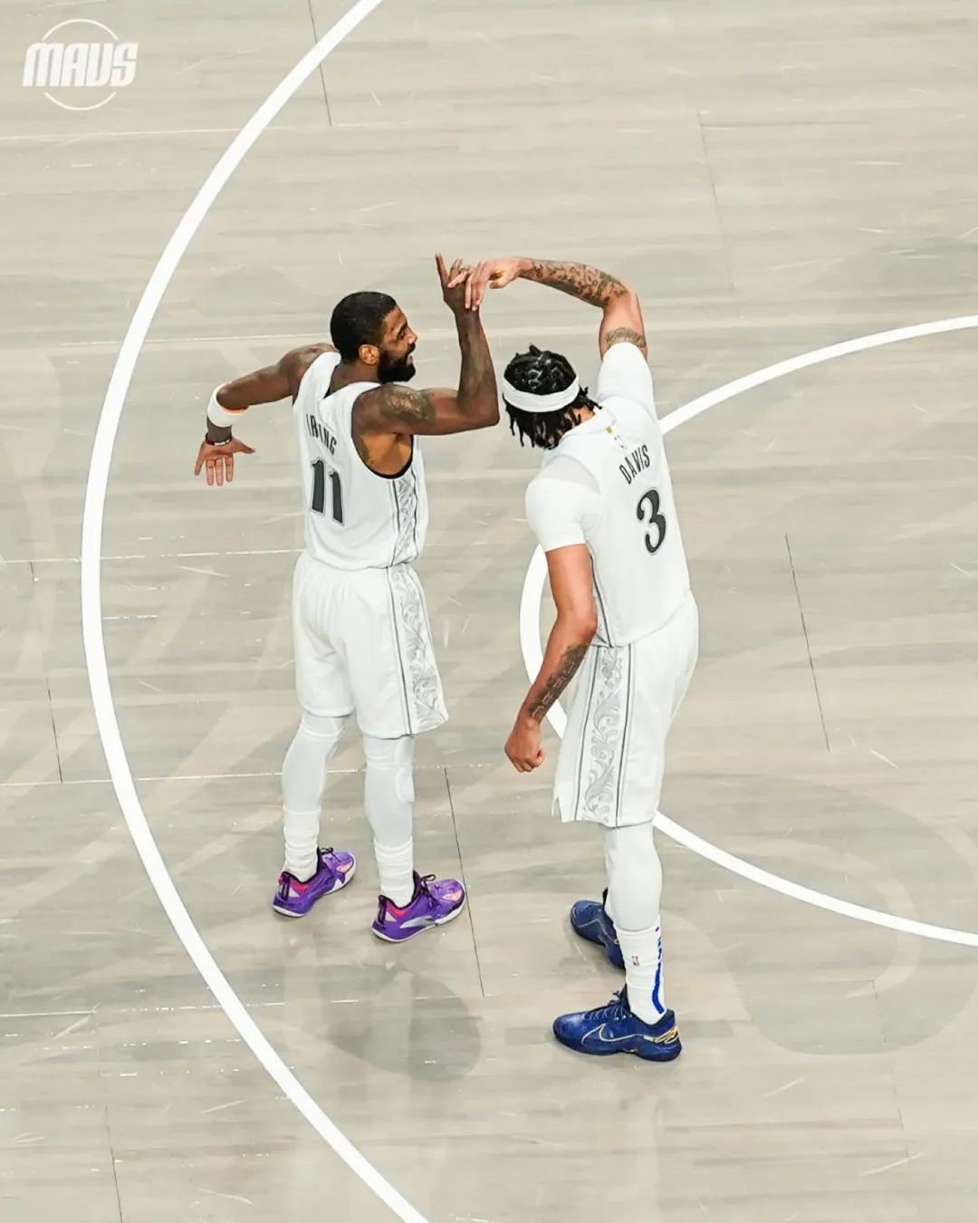 76人完胜马刺，欧文高光表现